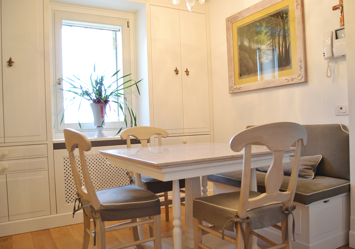 tavolo da pranzo e armadi contenitori